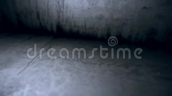 旧白水泥表面的摄像头移动视频的预览图