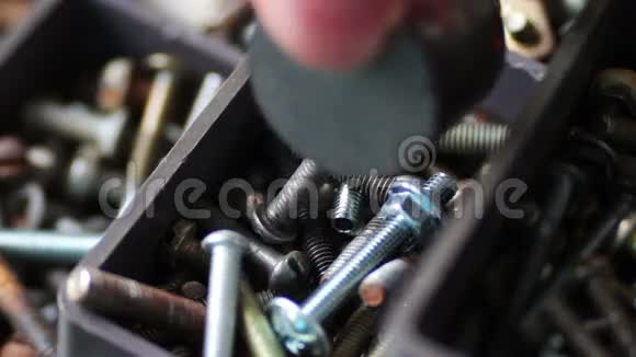 磁铁在箱体内吸引各种五金紧固件螺母螺栓螺钉的铁螺栓视频的预览图
