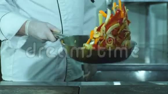 厨师在煎锅里翻菜视频的预览图
