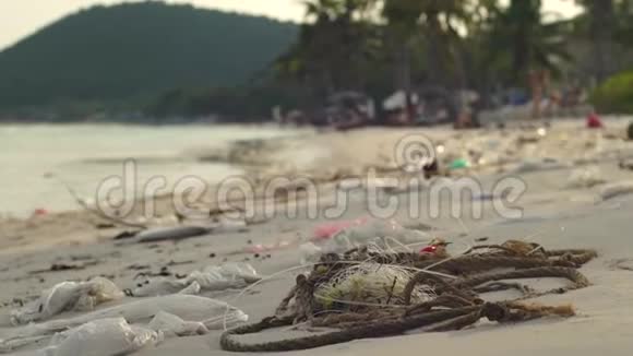 慢动作稳定镜头沙滩上有白色的细沙上面覆盖着垃圾视频的预览图