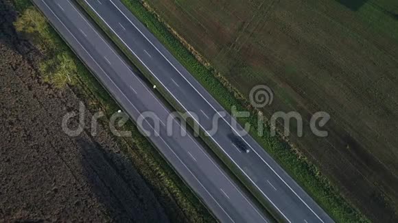 高速公路上汽车的鸟瞰图视频的预览图