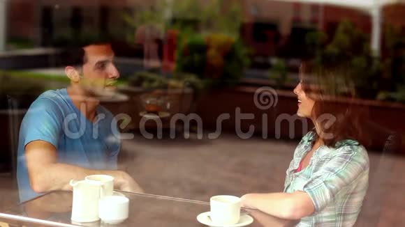 一对夫妇在食堂喝咖啡聊天视频的预览图