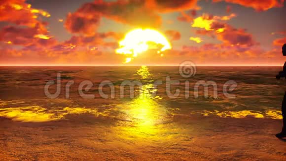 运动员日出时沿着海滩海洋奔跑美丽的夏天循环的背景视频的预览图