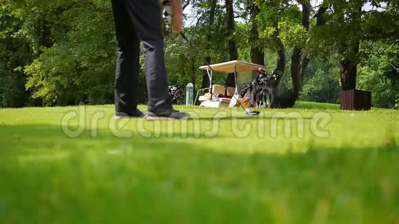 男人在后台和一个高尔夫球童开着车视频的预览图