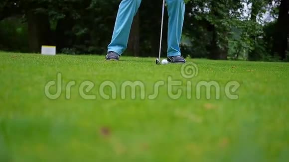 穿着蓝色裤子打高尔夫球的人视频的预览图