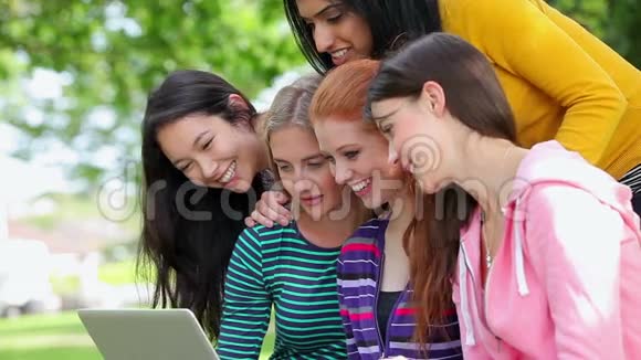 学生们一起看着外面的笔记本电脑笑着视频的预览图