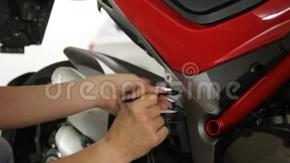 严肃的年轻人修理他的摩托车视频的预览图