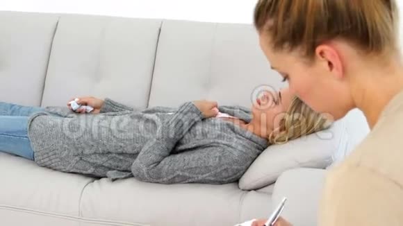 愤怒的金发女人躺在沙发上解释她的问题视频的预览图