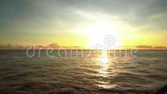 从船上升起的日出水平全景视频的预览图