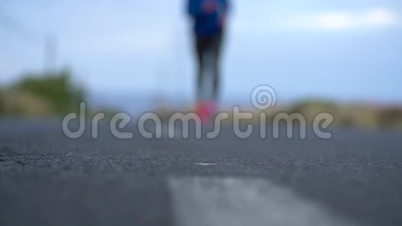 跑鞋在山区沙漠公路上系鞋带的女人视频的预览图