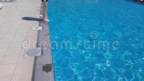 白种人留着胡须的人在晴朗的夏天阳光明媚的一天漂浮在蓝色的游泳池里旅游健康视频的预览图