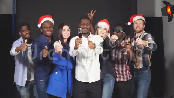 多民族青年在摄影棚的圣诞晚会上跳起舞来微笑成镜头视频的预览图