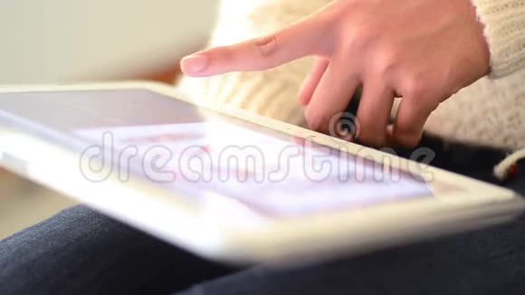 女性手指触摸平板电脑显示器视频的预览图