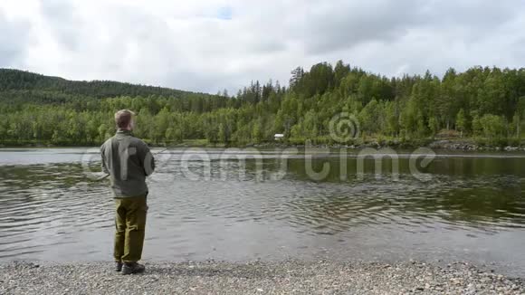 鲑鱼渔夫在钓线上钓鱼视频的预览图