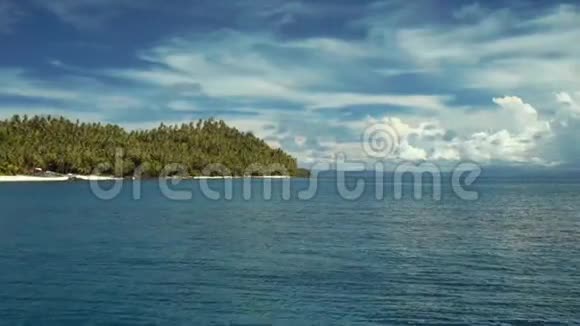 从海上到热带岛屿棕榈树视频的预览图