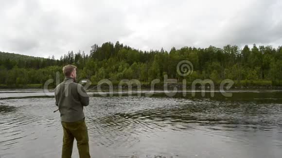 鲑鱼渔夫在钓线上钓鱼视频的预览图