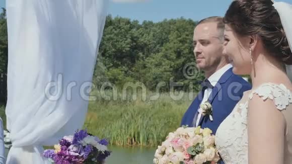新婚夫妇在婚礼上视频的预览图