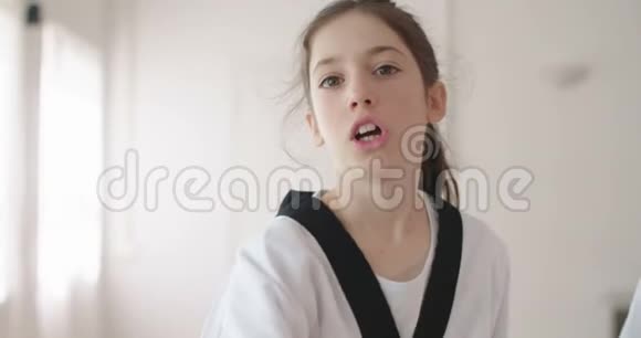 一个练习武术的女孩的慢镜头视频的预览图