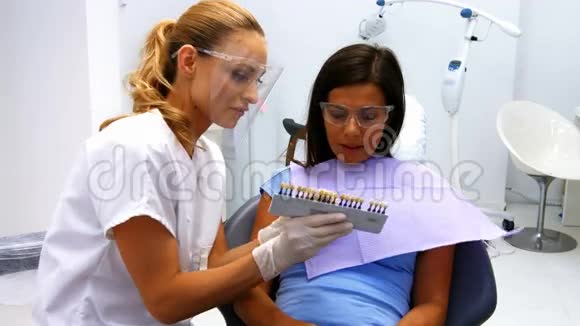 牙科检查女性患者的牙齿阴影视频的预览图