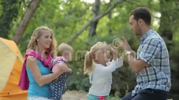 一家人在树林里野餐爸爸和视频的预览图