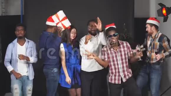 年轻的多民族朋友在演播室的圣诞晚会上跳舞视频的预览图