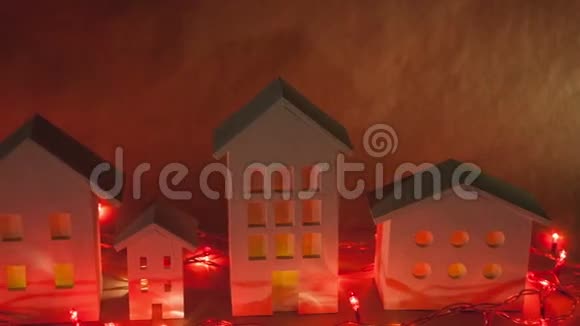 装饰华丽的房子有红色的花环视频的预览图