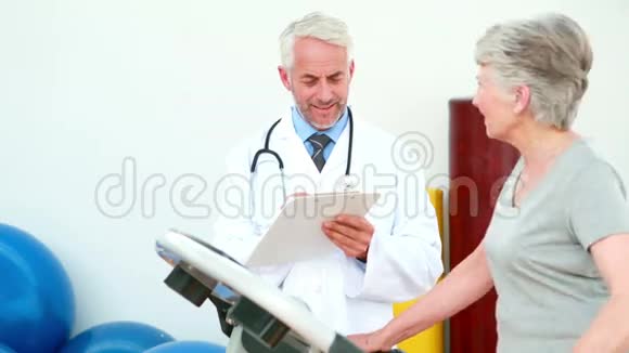 医生用跑步机看病人视频的预览图