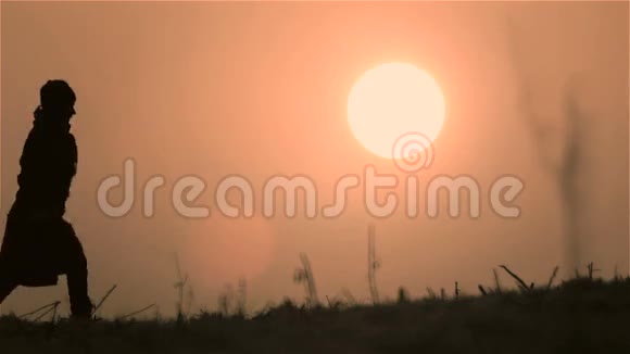 年轻女孩遇见新的一天女人跑步黎明时散步黎明的女孩在太阳的圆圈里视频的预览图