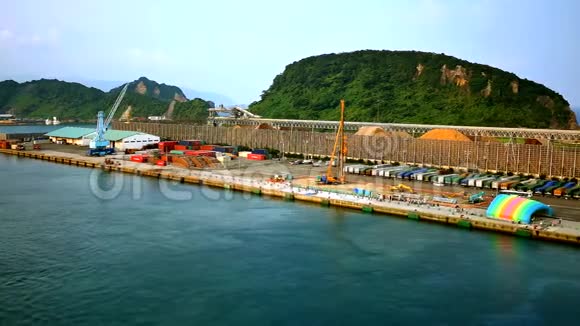 抵达日本宫崎县屠宰场港口的一艘游船视频的预览图
