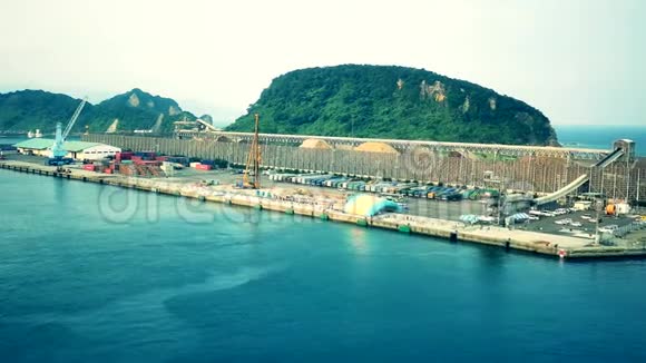 抵达日本宫崎县屠宰场港口的一艘游船视频的预览图
