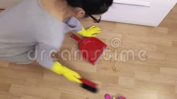 女洁净室地面视频的预览图