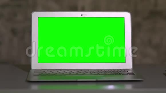 笔记本电脑在桌子上放在鼠标旁边的色度视频的预览图