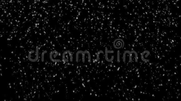 黑色背景下的美丽雪景视频的预览图