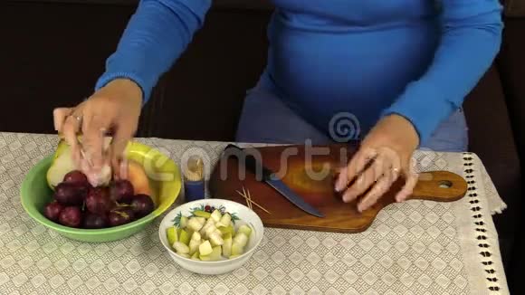 孕妇准备健康食品营养甜点水果视频的预览图