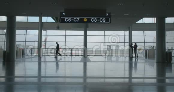 机场候机楼随身行李人员剪影视频的预览图