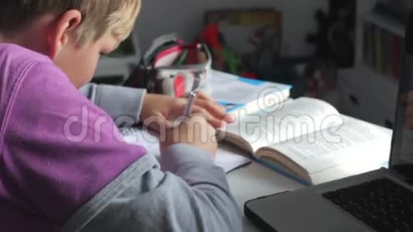 男孩在卧室做书面作业视频的预览图