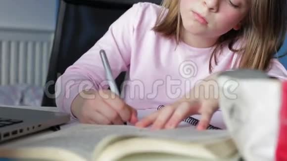 女孩在卧室做书面作业视频的预览图
