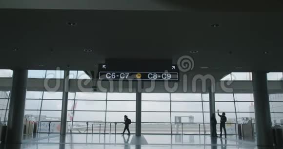 机场候机楼随身行李人员剪影视频的预览图
