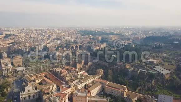 竞技场和古罗马遗址的鸟瞰图视频的预览图