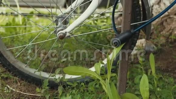 自行车轮扣上锁扣慢动作视频视频的预览图