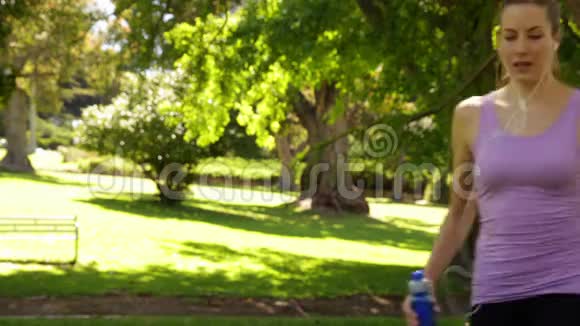 跑步者在公园里休息喝水视频的预览图