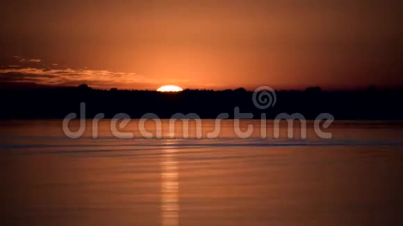 美丽的日出在湖水或河水上的时间流逝视频的预览图