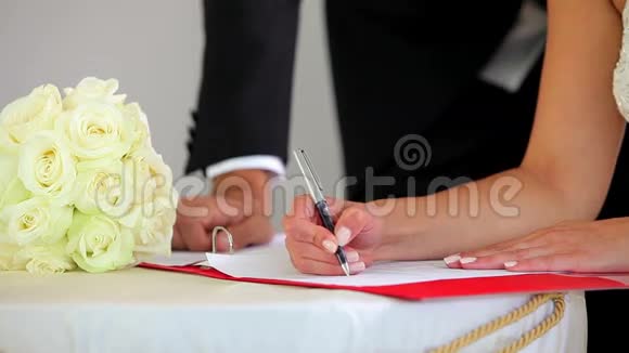 一对夫妇在结婚登记簿上签名视频的预览图