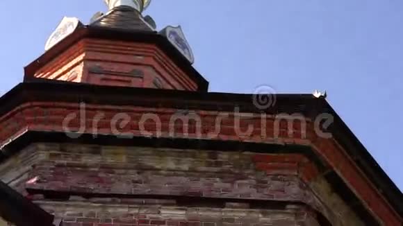 圣三一废弃教堂的倾斜视频的预览图
