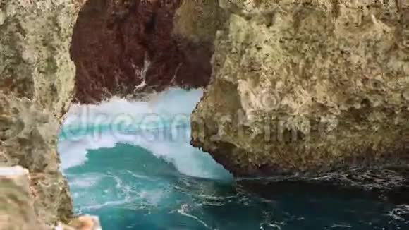 波浪填充珊瑚礁狭窄开口努沙杜瓦吹水视频的预览图
