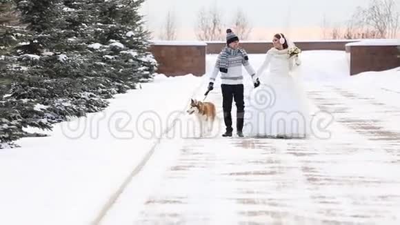 新婚夫妇冬季散步视频的预览图