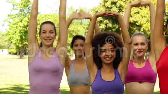 健身班伸胳膊蹲在一起视频的预览图