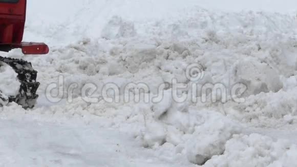 红毛虫拖拉机把雪从路上移走视频的预览图