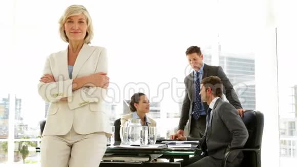 女商人靠在桌子上身后有一队人视频的预览图