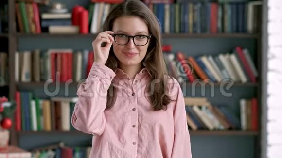 女青年微笑书架图书馆大学视频的预览图